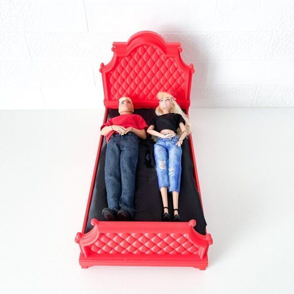 Red Tufted Miniature Chesterfield Bed Queen Size 1:6 Scale Barbie Dollhouse - Picture 4 of 6